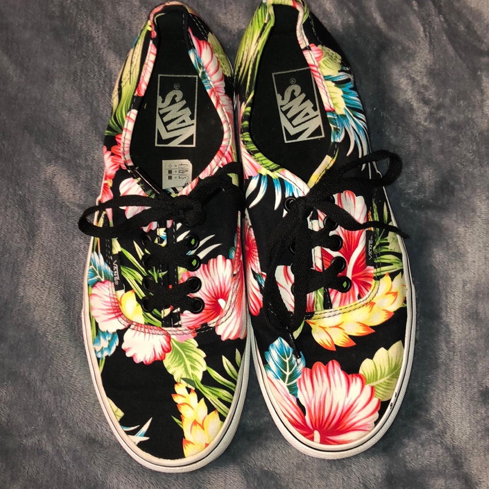 New vans 🌺 flowered 🌸 print shoes. Great shape!